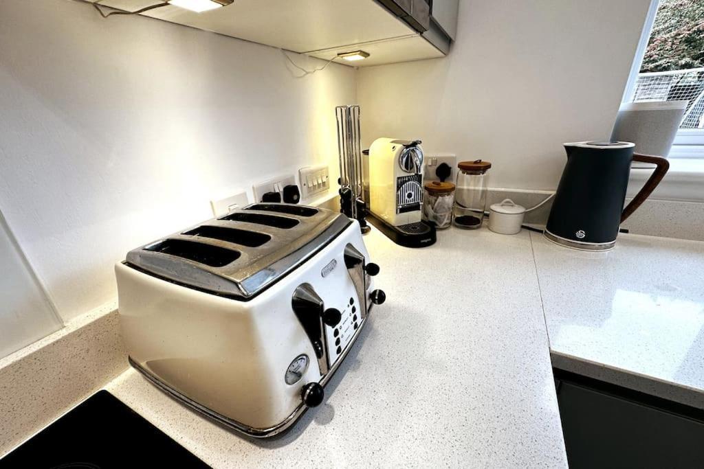 Villa Aldrich Villa, 5-bed Luxury House, Oxford, Parking