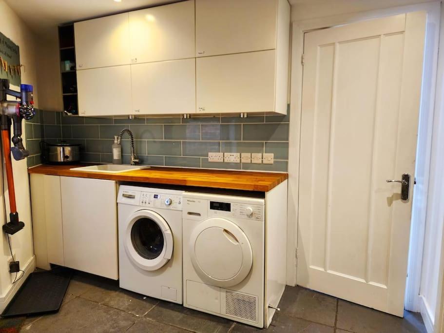 Villa Aldrich Villa, 5-bed Luxury House, Oxford, Parking