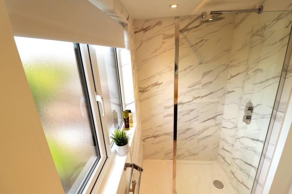Aldrich Villa, 5-bed Luxury House, Oxford, Parking